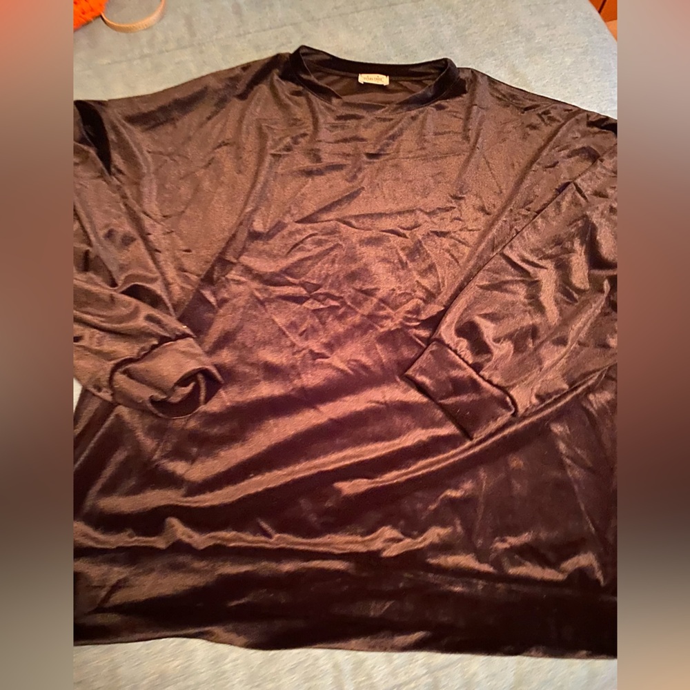 Yummy Black Velour Top!  🖤